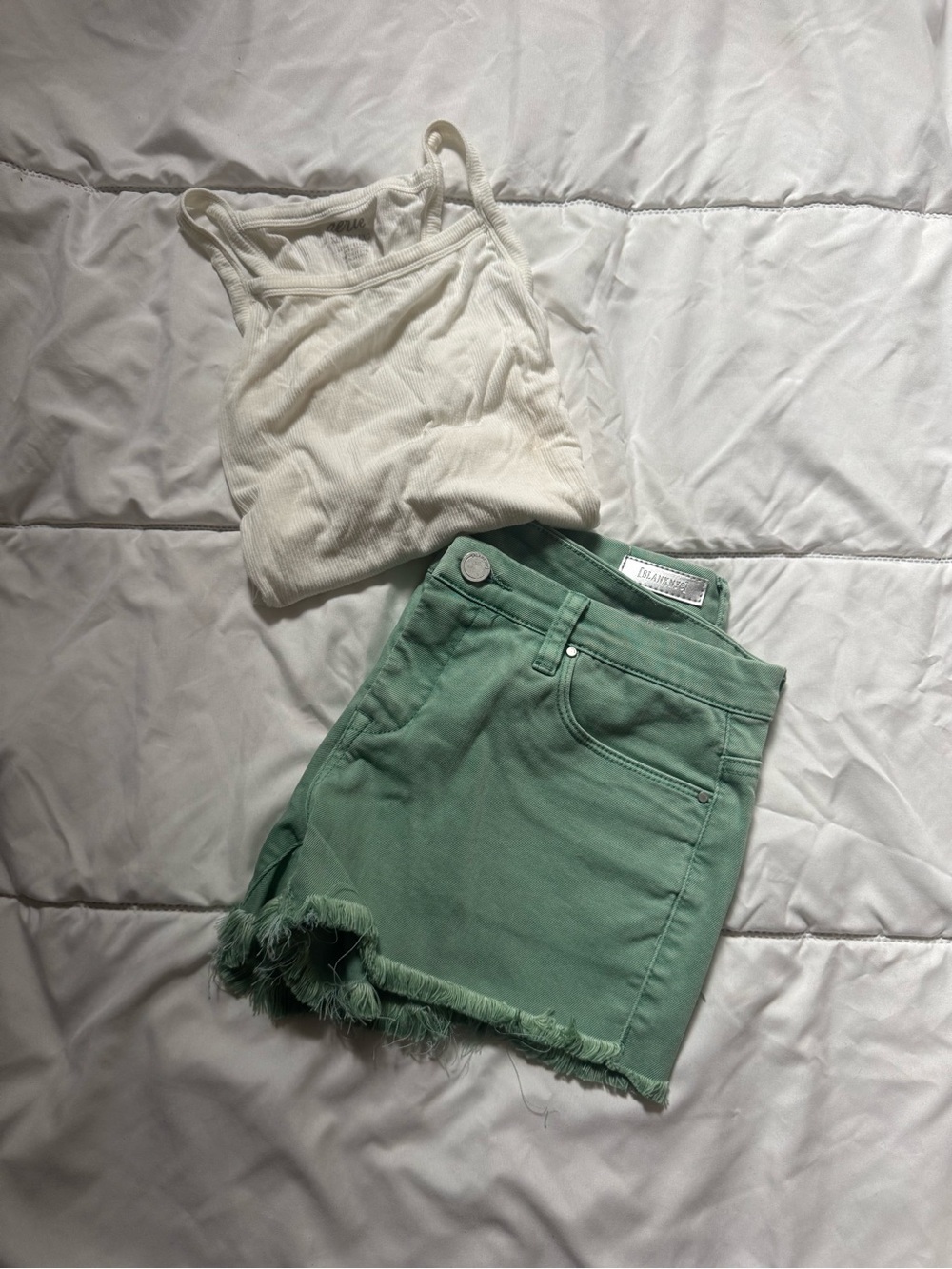 Frayed Hem Mid-Rise Green Denim Shorts 💚💚